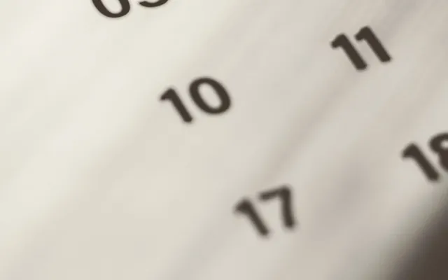 Hoja de calendario en primer plano con los números de los días