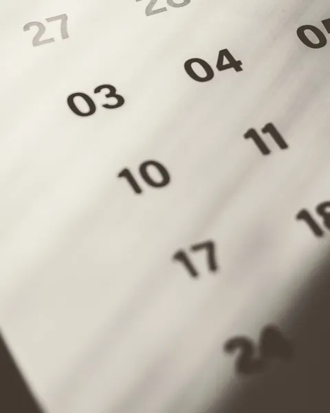 Hoja de calendario en primer plano con los números de los días